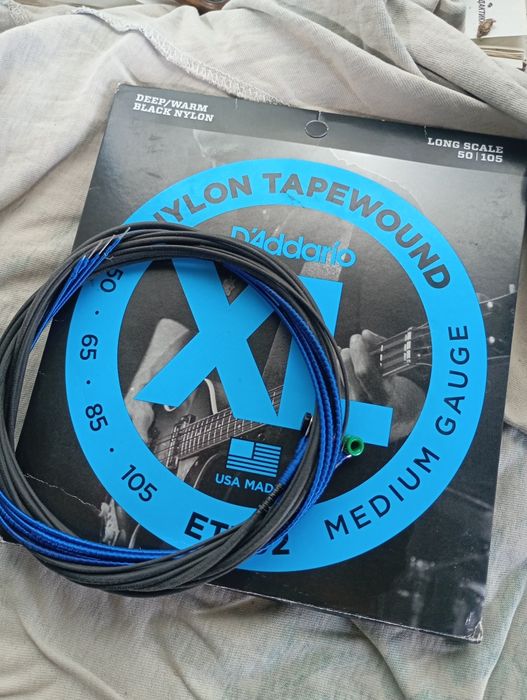 Струни на бас гітару