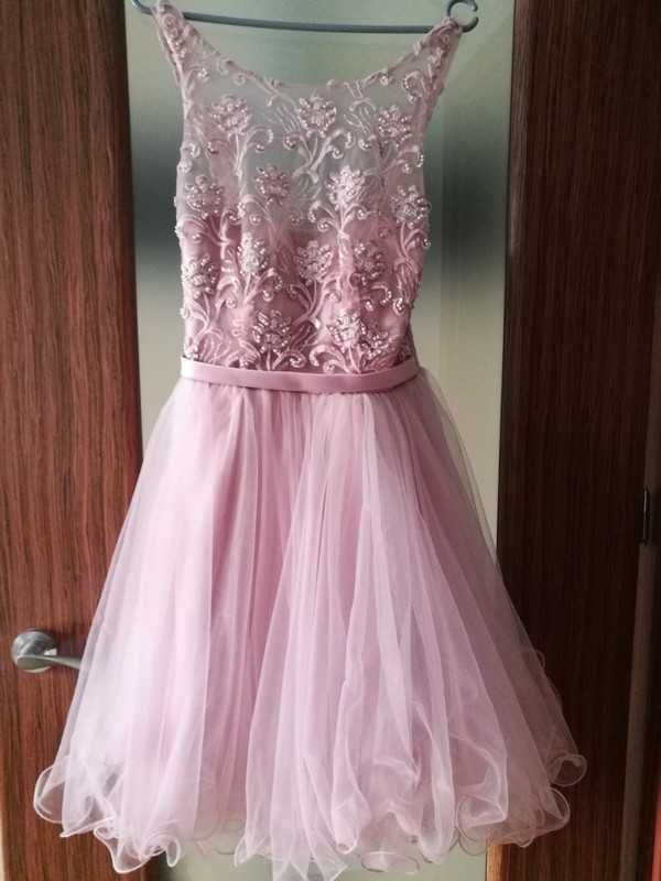 Tiulowa sukienka na wesele studniówkę perełki cekiny pudrowy róż