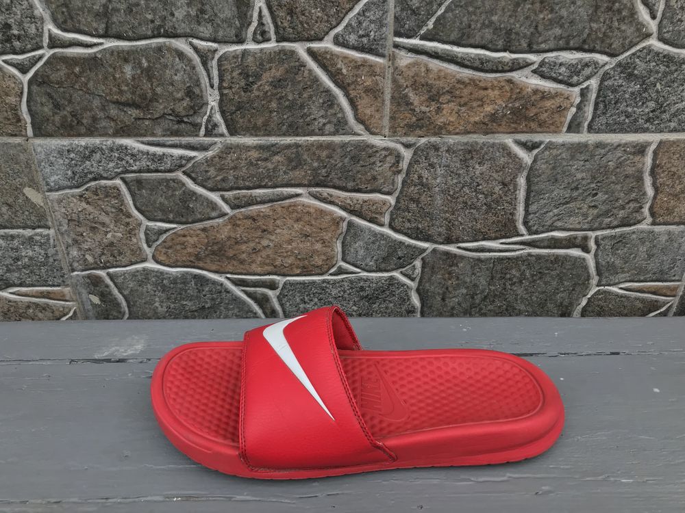 Шлёпанцы тапочки сланцы Nike benassi swoosh red