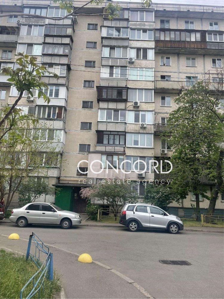Оболонський просп., 10. Метро Оболонь