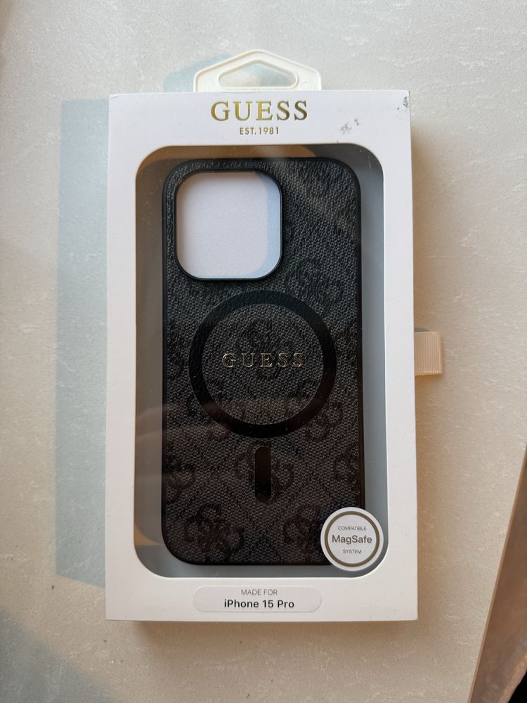 Etui Guess czarne skóra do iPhone 15 Pro Magsafe