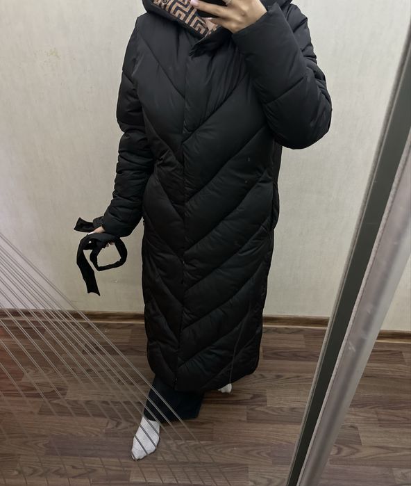 Довгий зимовий пуховик