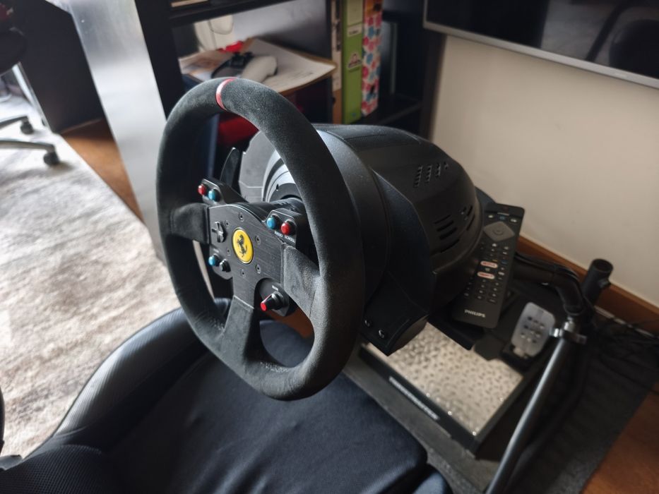 Cockpit Obutto com volante Thrustmaster T300 e pedais T-LCM