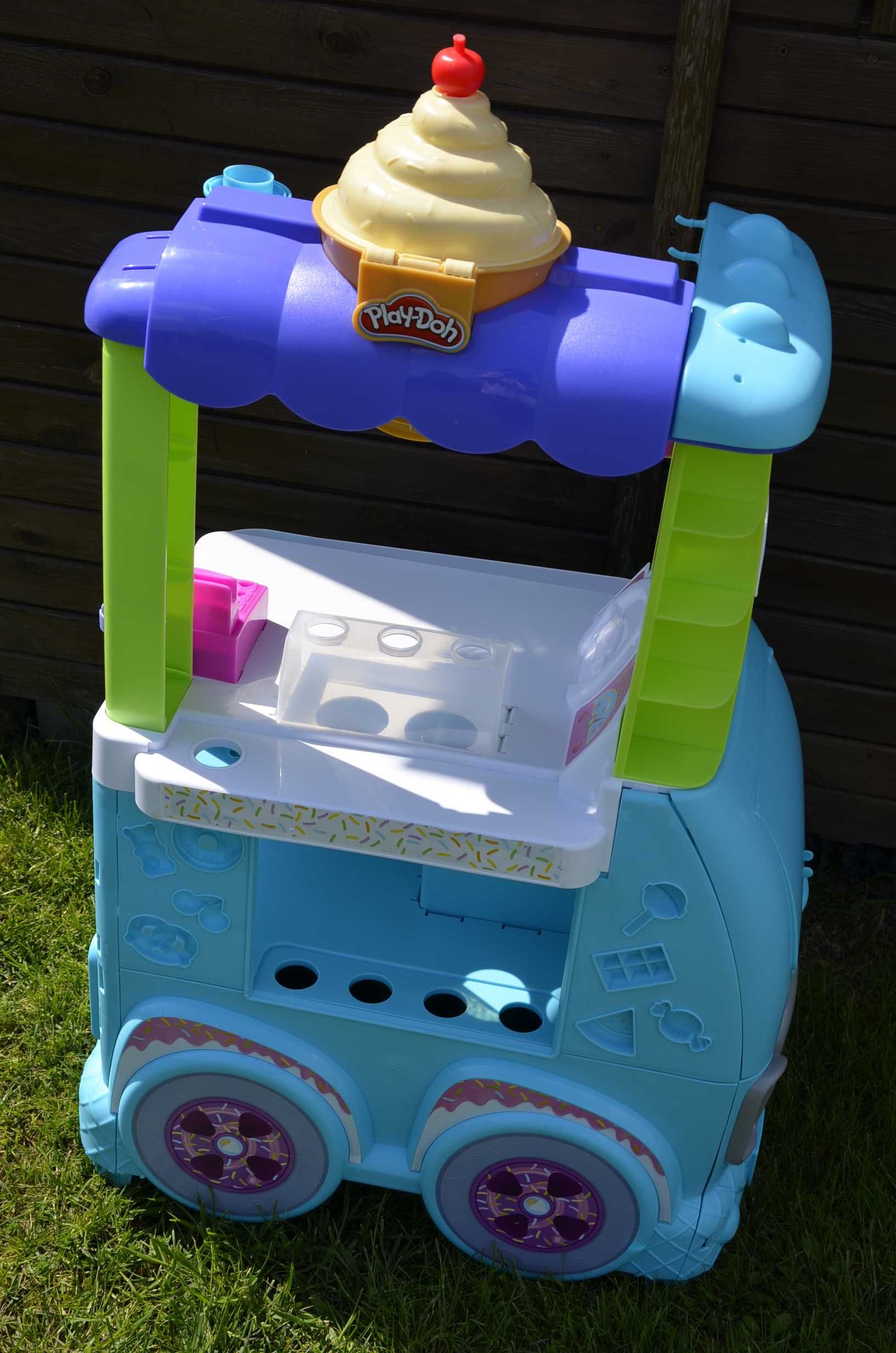 duża lodziarnia jak samochód PlayDoh