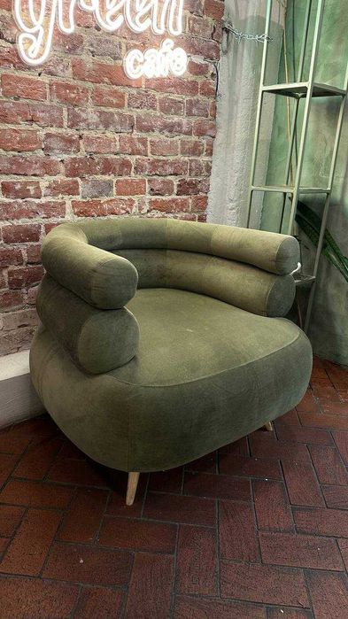 Металеве кашпо для вазонів та мягке крісло зеленого кольору (м. Львів)