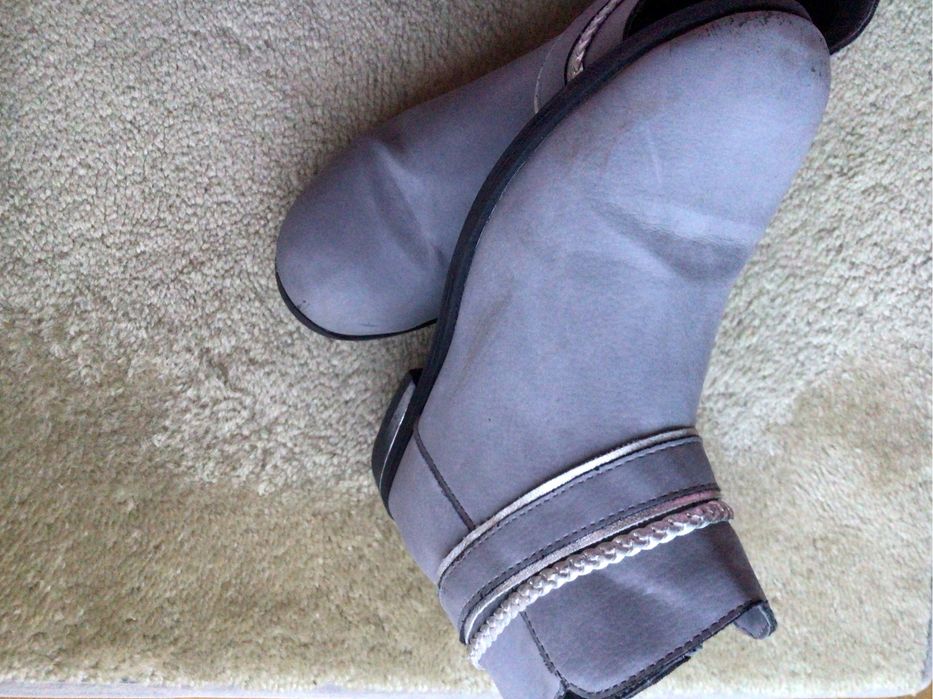 Botas cinzentas e sapatilhas bege com pelo t33
