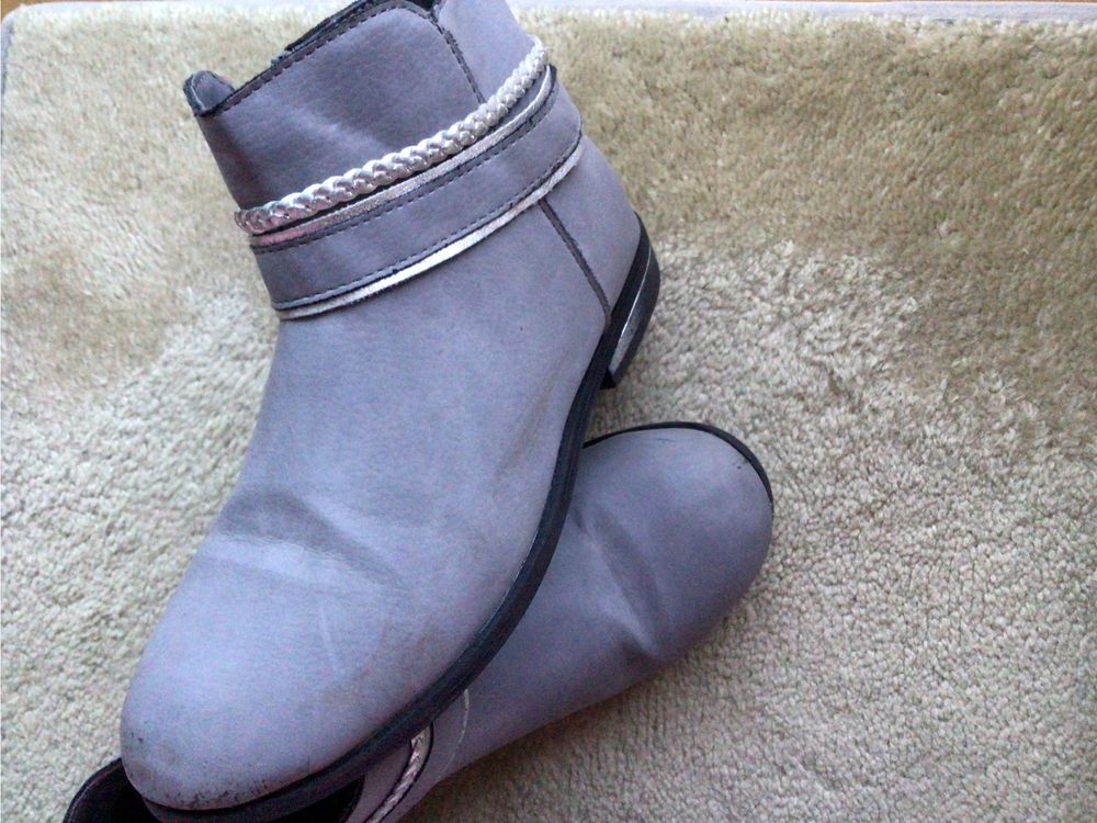 Botas cinzentas e sapatilhas bege com pelo t33