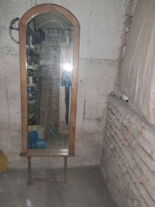 Lustro ścienne z drewnianą ramą