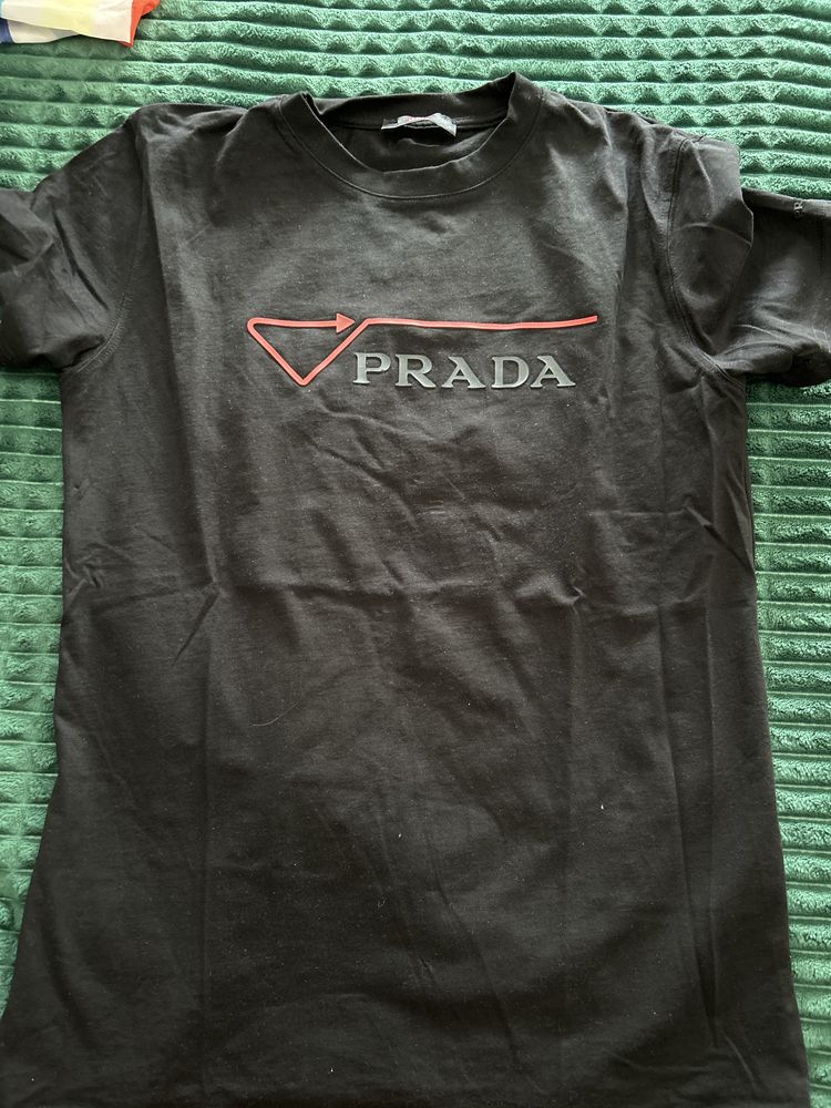 Czarna koszulka z czerwonym logo firmy