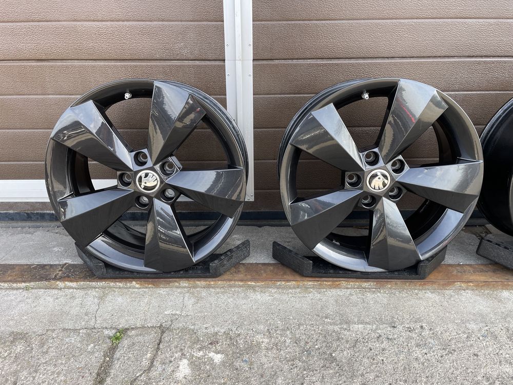 4x felgi aluminiowe 5x112 r17 et38 6,5J Alufelgi Czarne Oryginal Skoda