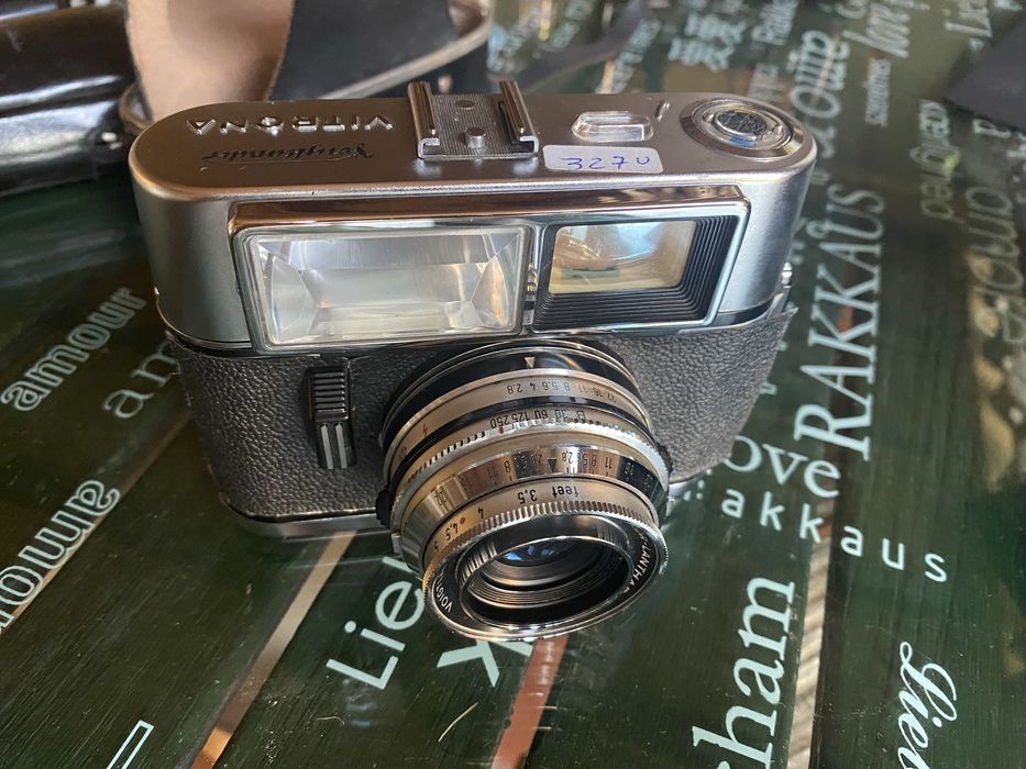 Máquina fotográfica Voigtländer Vitrona completa com estojo e punho.