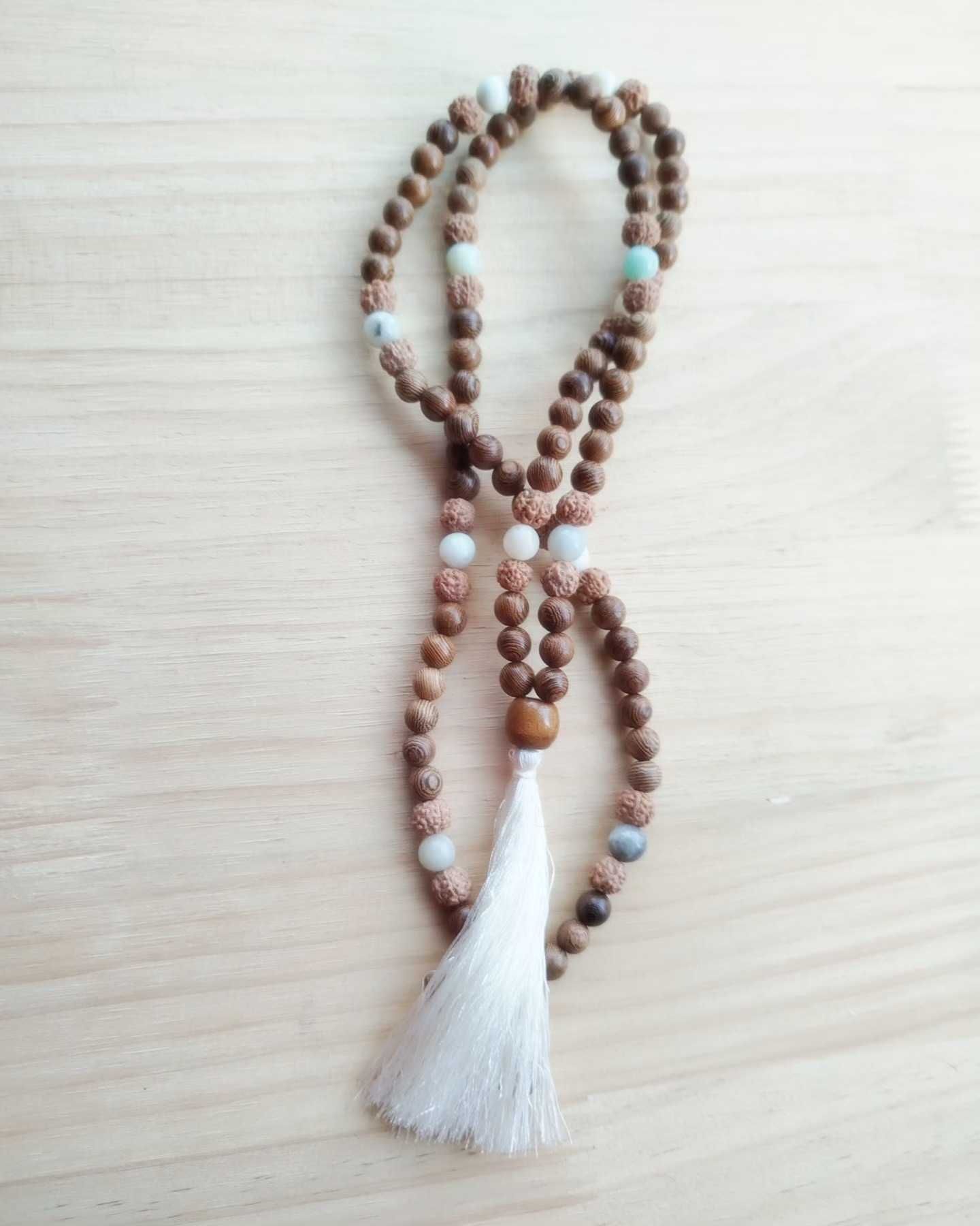 Japamala com 108 contas de Amazonita, Rudraksha e madeira