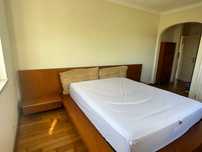 Cama de casal MODERNA  toda em madeira cerejeira, como nova.