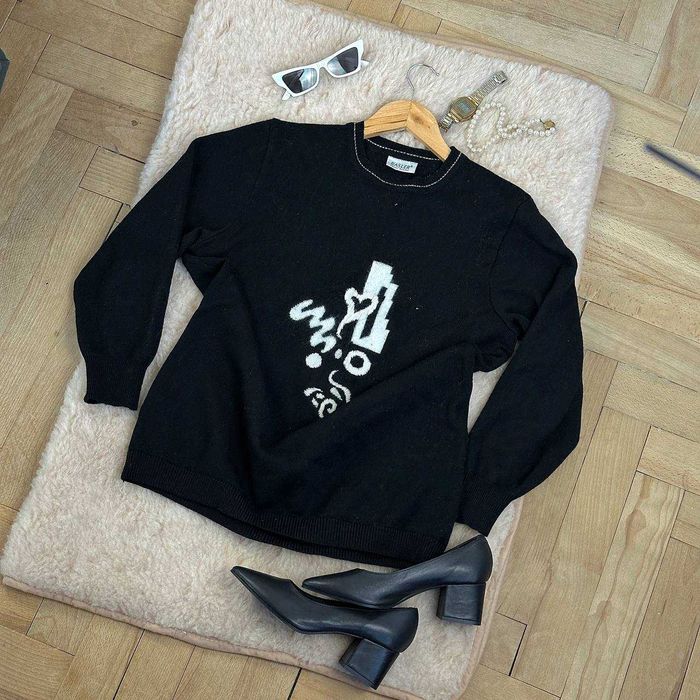 Idealny na teraz czarny sweterek vintage z haftem oversize Basic must