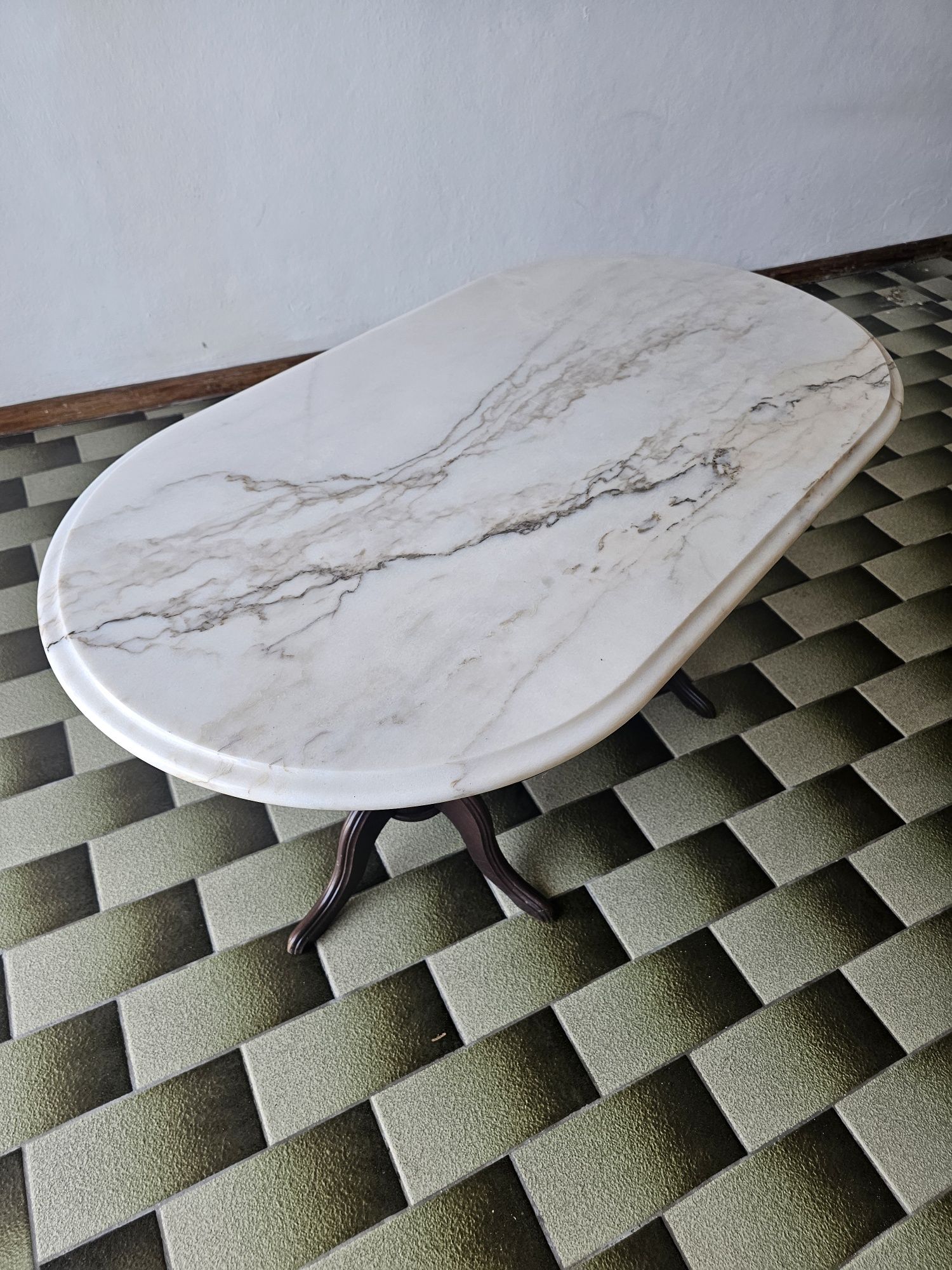 Mesa de Centro com Tampo de Pedra