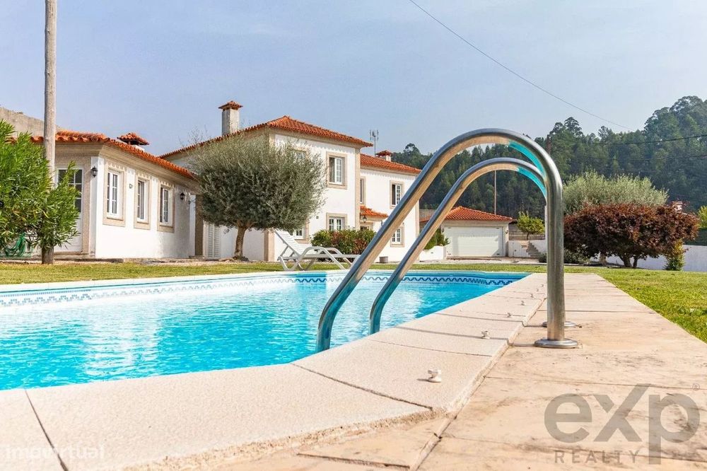 Moradia T3 Centenária Reabilitada, com Piscina, em Macieira de Cambra