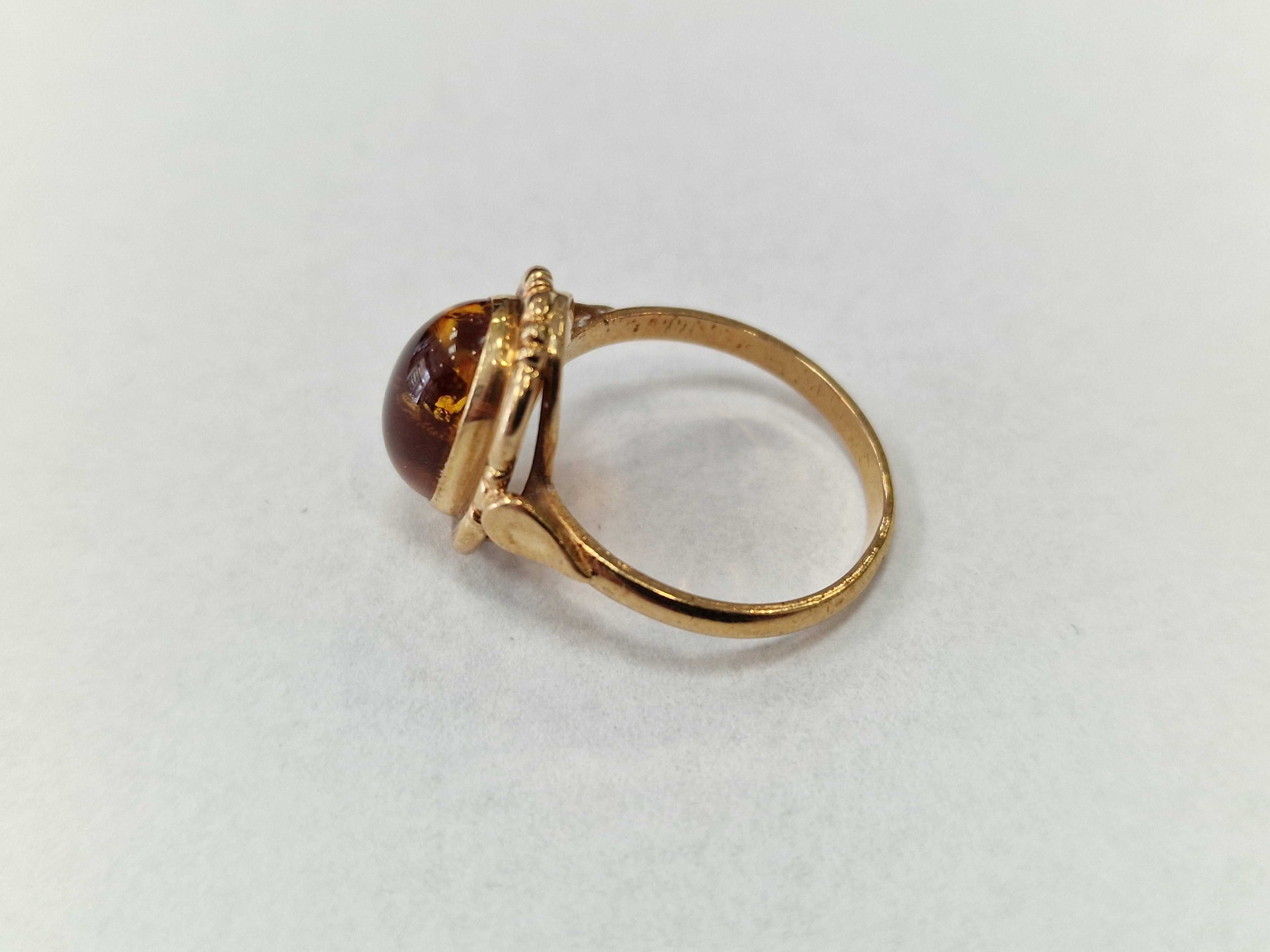 Złoty pierścionek/ 585/ 3.63 gram/ R16/ Bursztyn/ po 2000 roku