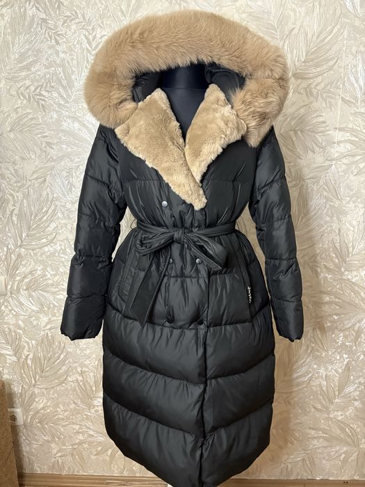 Жіночий зимовий пуховик з натуральним хутром