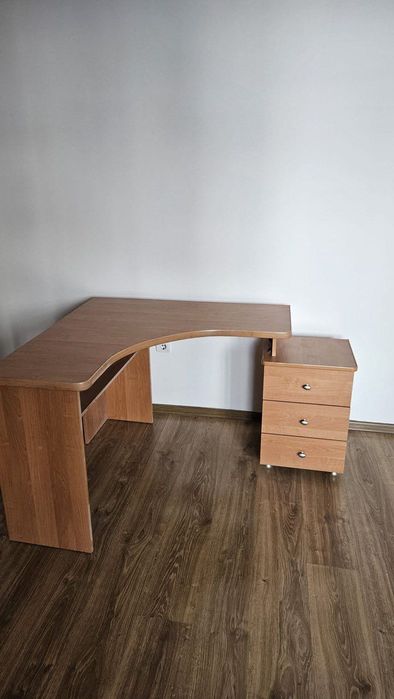 Робочий стіл з МДФ, кутовий, у доброму стані