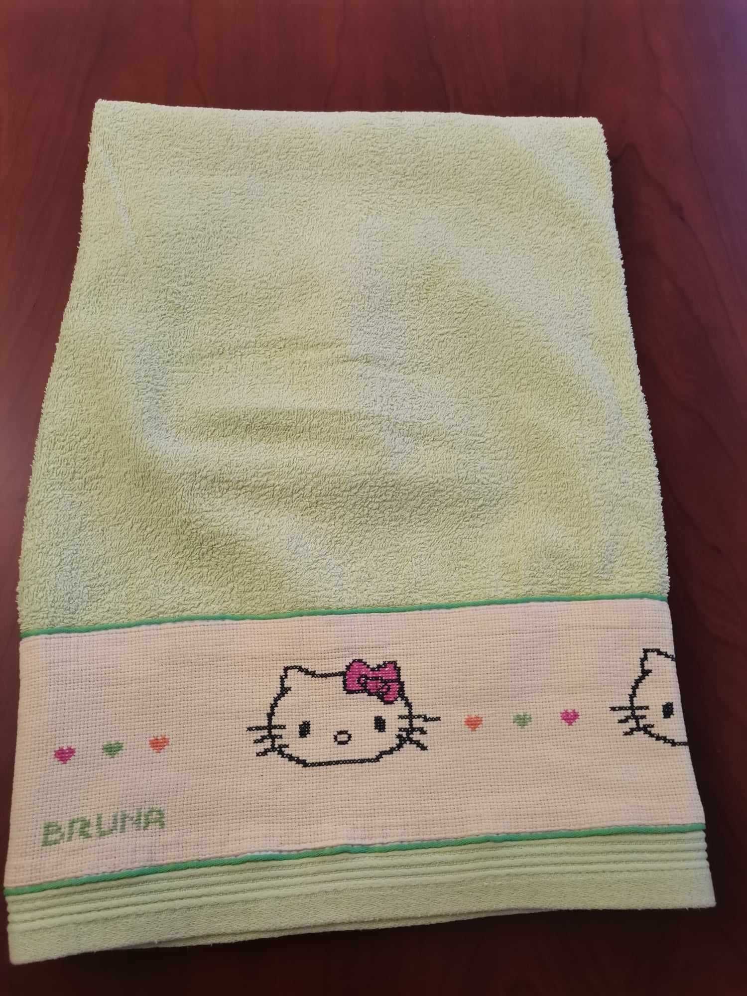Conjunto toalha e fronhas de almofadas "Hello Kitty"