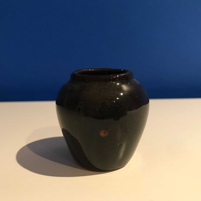 Mały ozdobny dzbanuszek