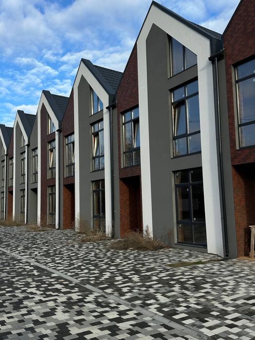 Сучасний таунхаус у Бучі — якісне будівництво та зручна локація!