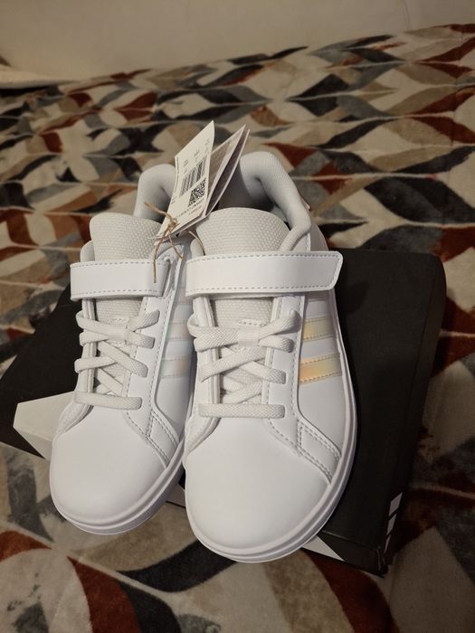 Ténis adidas tamanho.33 novos