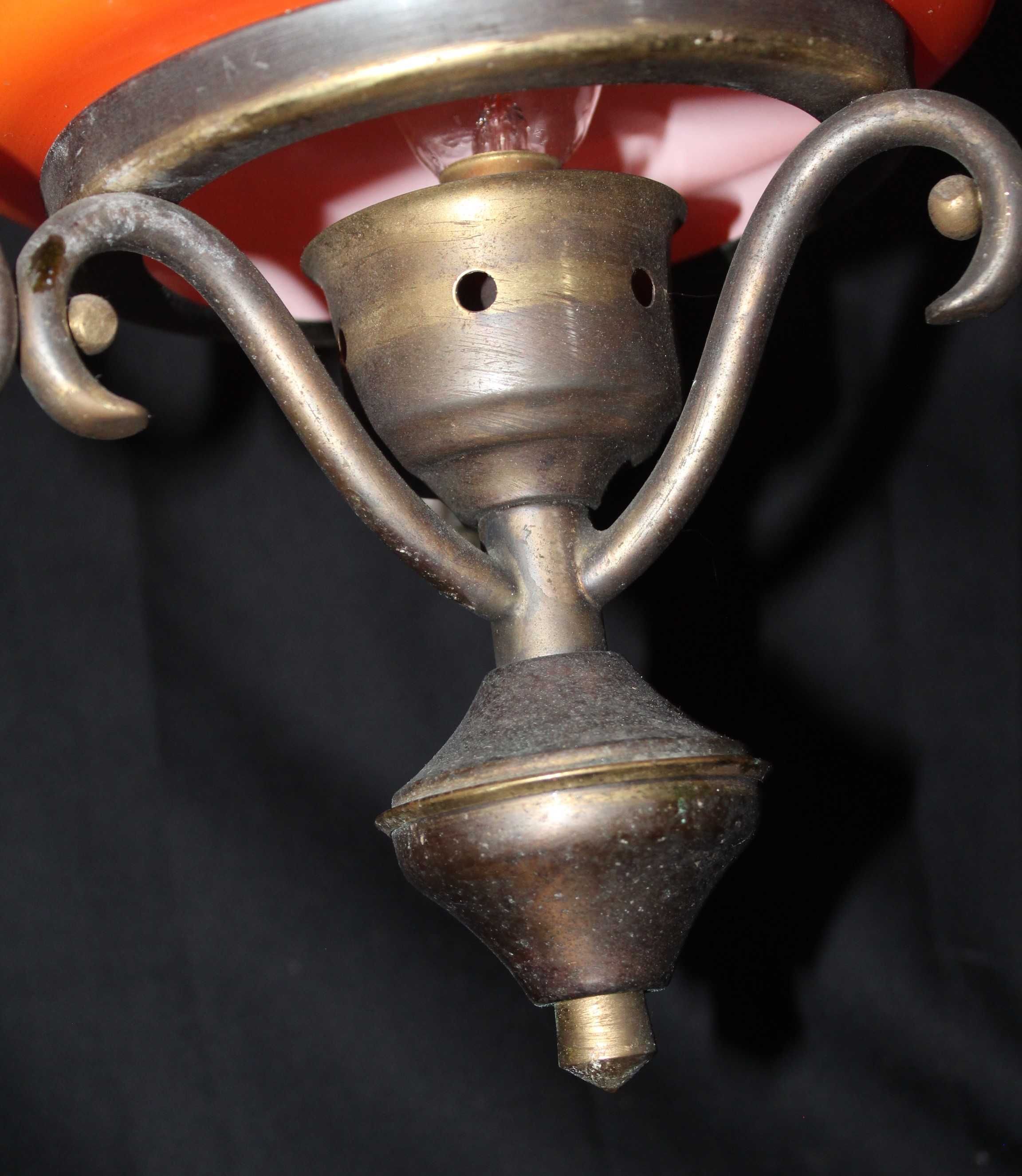Luminária de teto pendente vintage com abajur de vidro laranja.