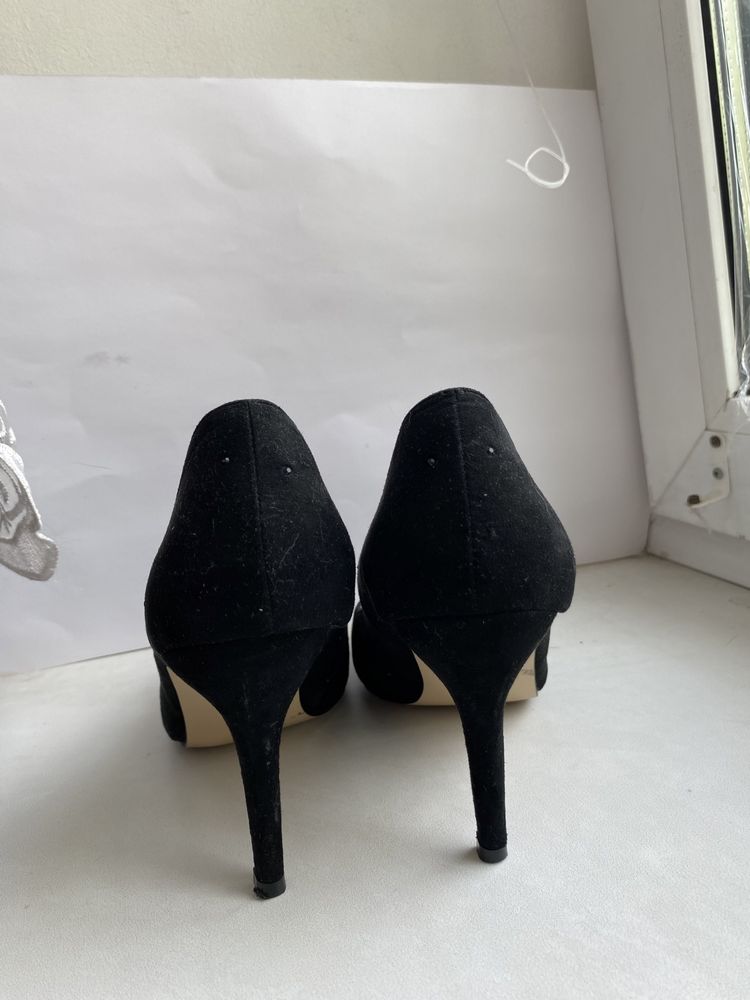 Жіночі туфлі на підборах - 200 грн