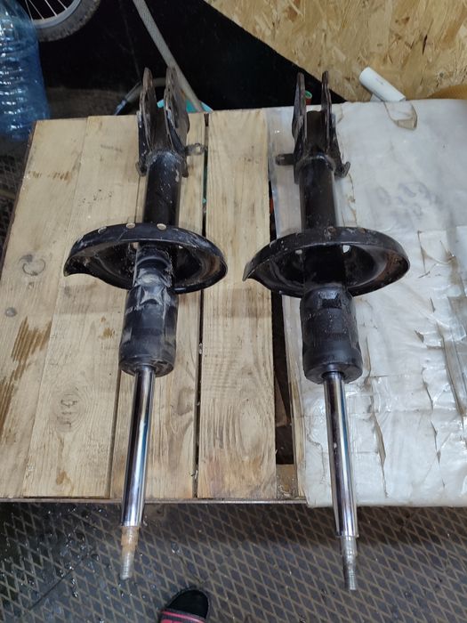 Передние амортизаторы на Subaru Outback 2013 года. Родные.