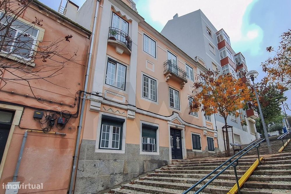 T2 em Benfica, com espaço exterior -  zona sossegada