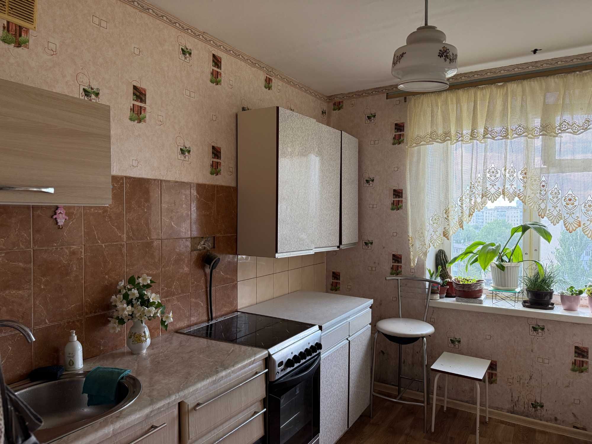 Продаж 2к квартира на Космонавтів з панорамою на всю Вишеньку