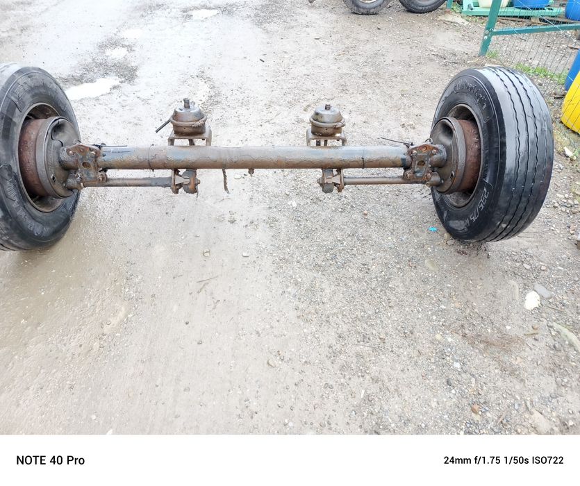 Oś na przyczepę z kołami