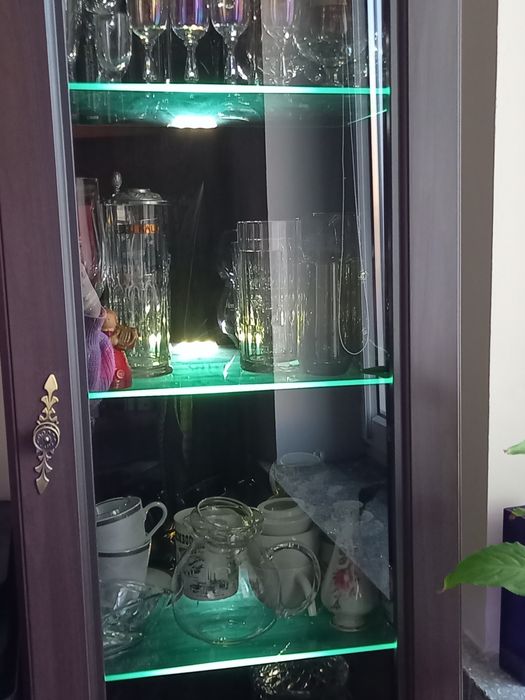 podświetlana  witryna regał