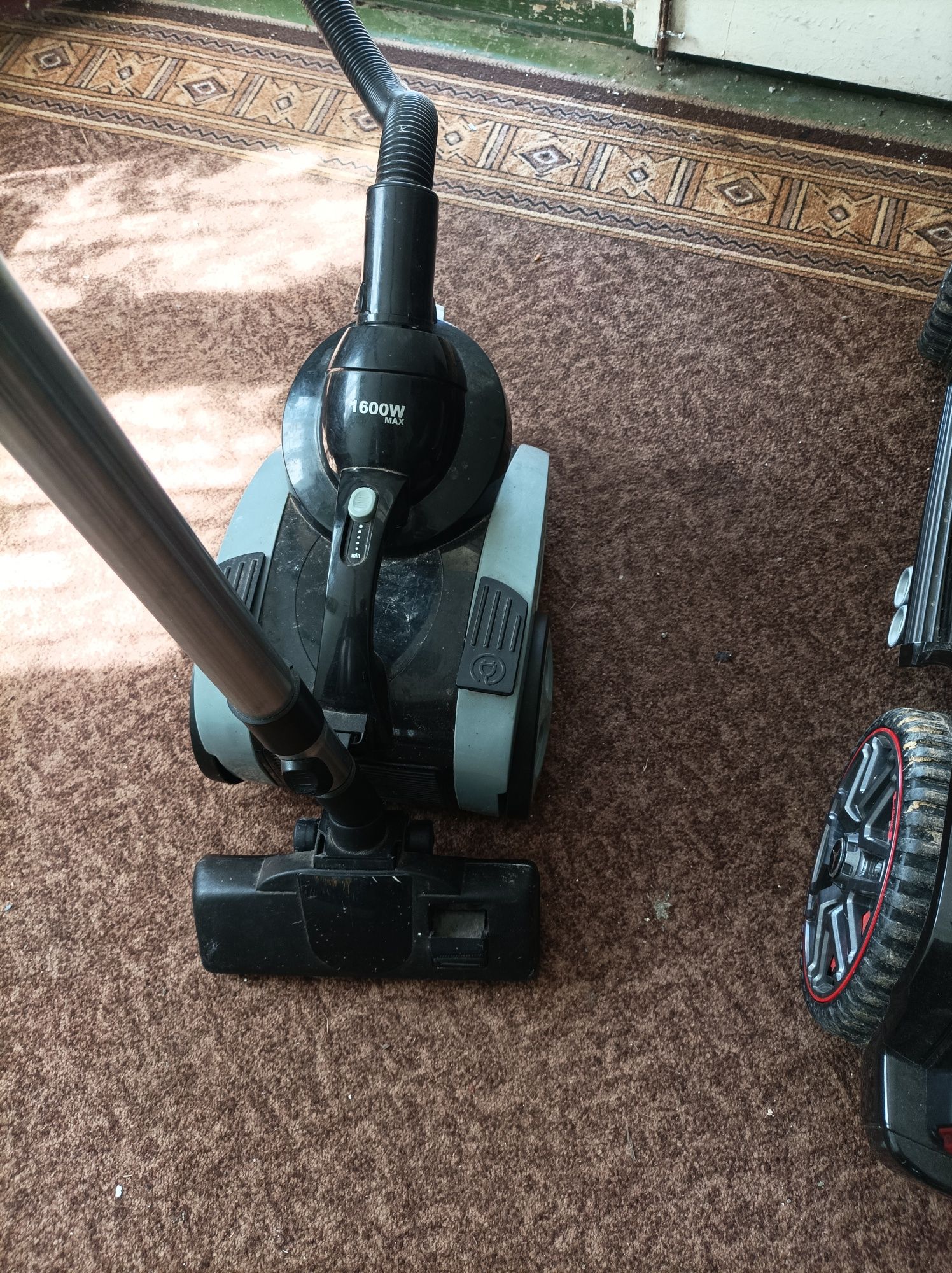 Пилосос контейнерний 1600w