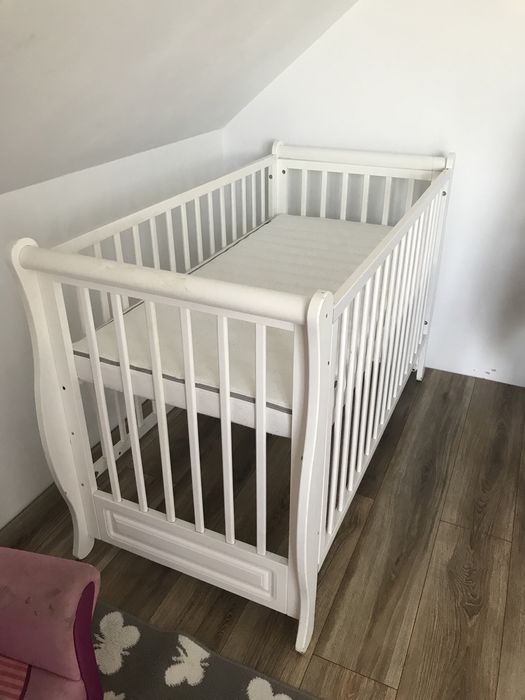 łóżeczko dziecięce z materacem