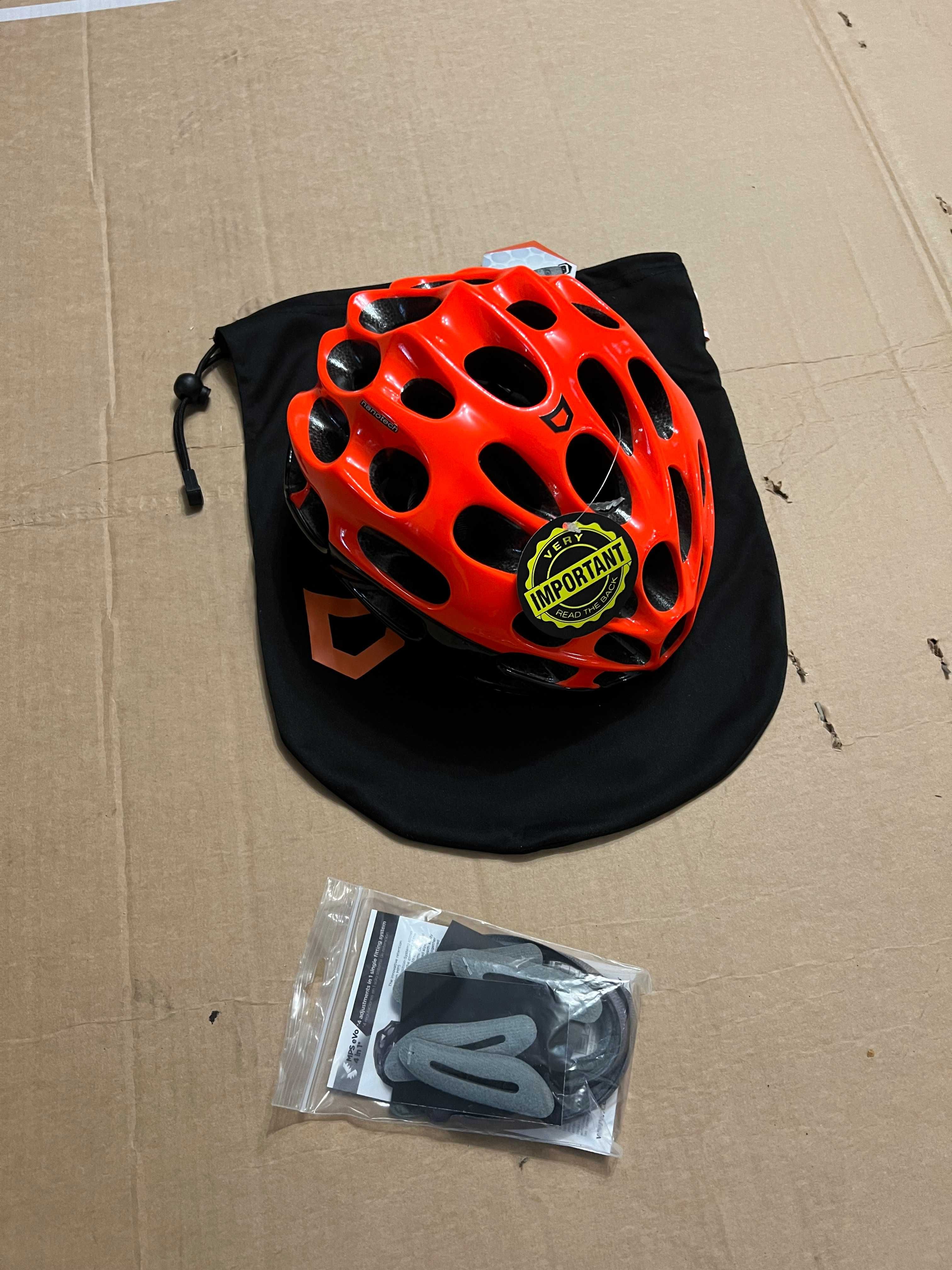 Kask Rowerowy CATLIKE MIXINO Rozmiar SM 52-54cm Szosowy BLACK - ORANGE