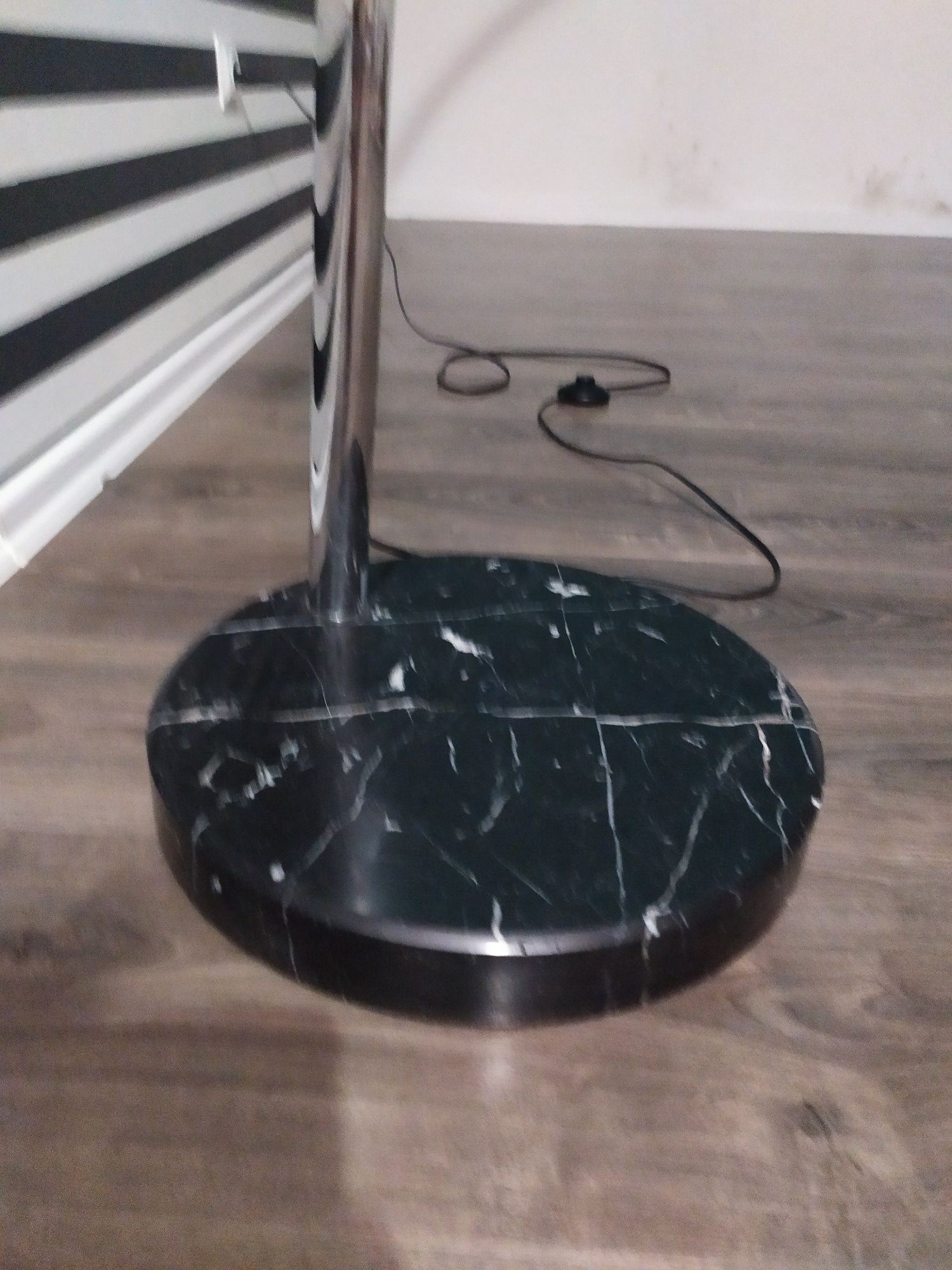Lampa podłogowa do salonu
