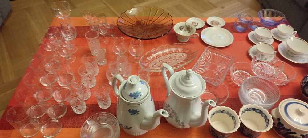 Dużo Różnego szkła kryształ i Porcelany