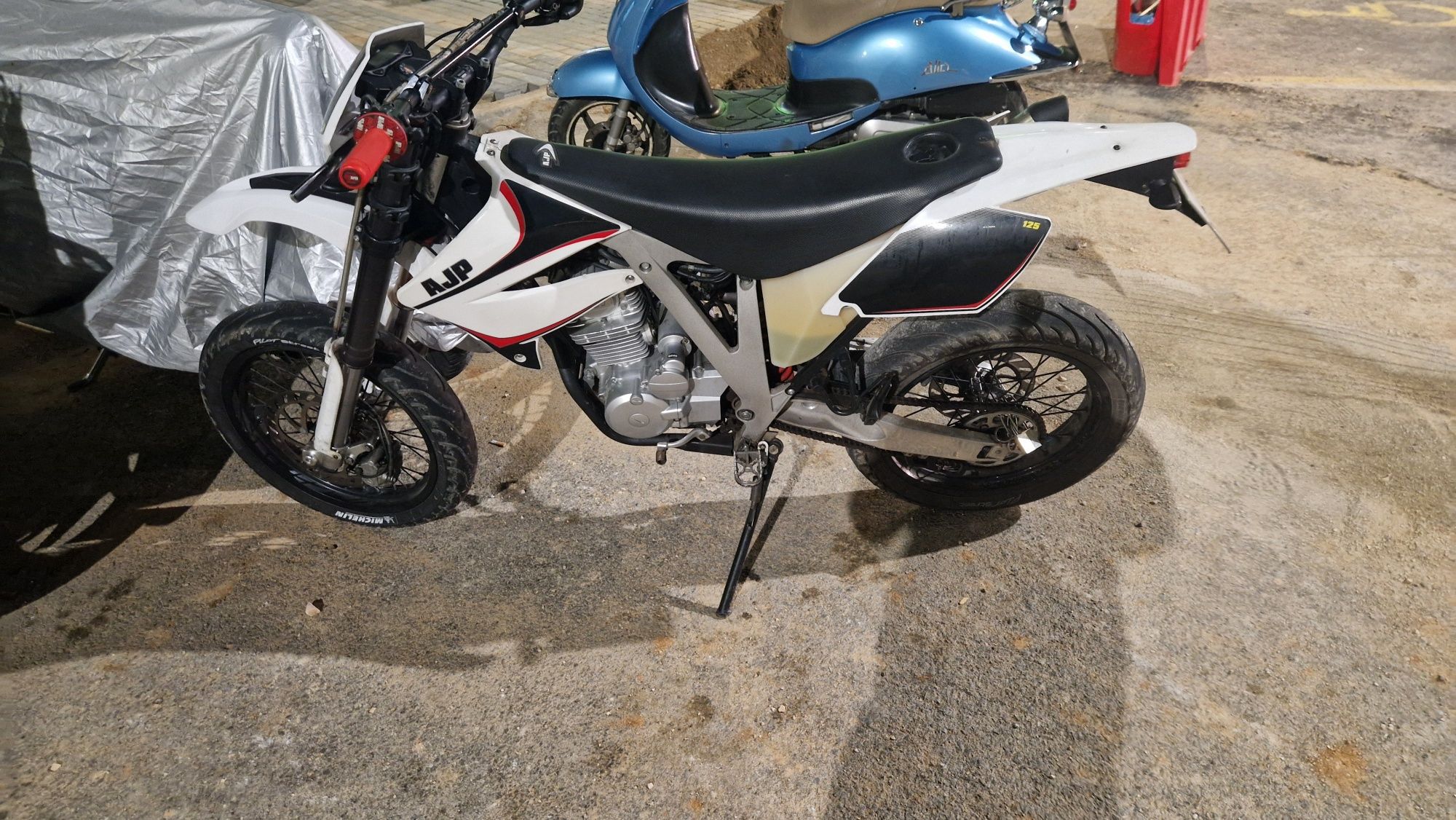 Boas amigos estou a vender minha Ajp 125