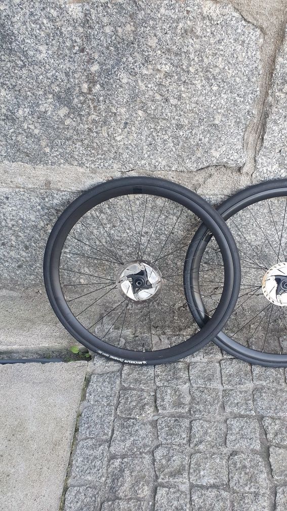 Rodas estrada com pneus e discos