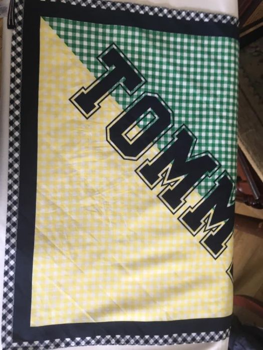 Okazja! TOMMY HILFIGER Nowa granatowo - zielono - żółta chustka.