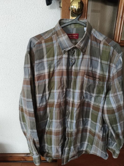 Camisa de homem de tons verde e castanho da marca triple marfel