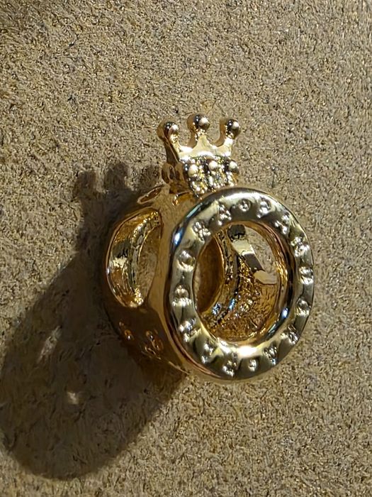 Charms Pandora O w koronie złota