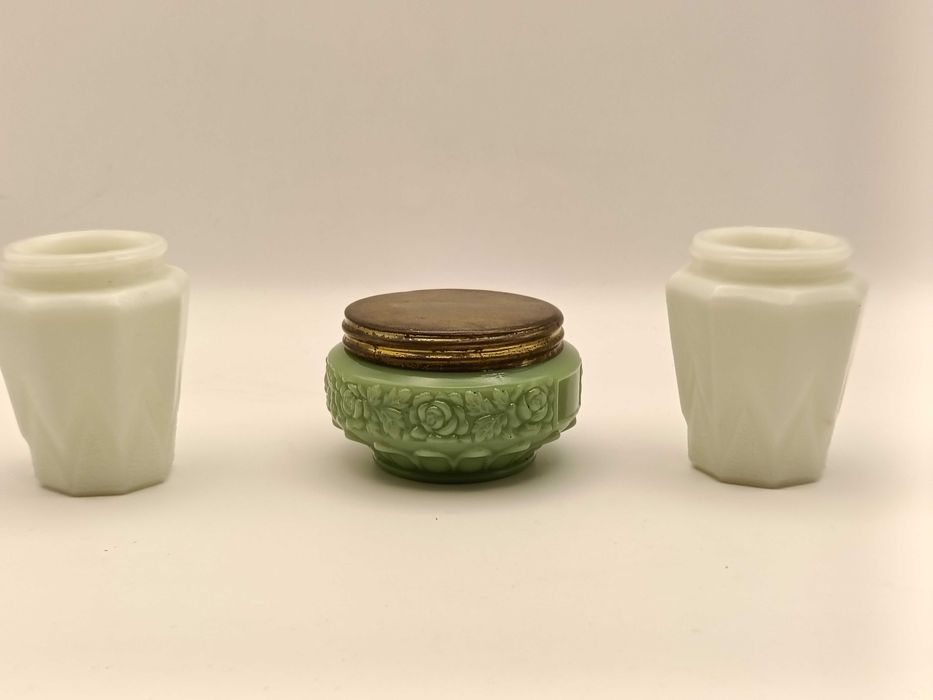 Caixas de creme antigas em vidro coalhado