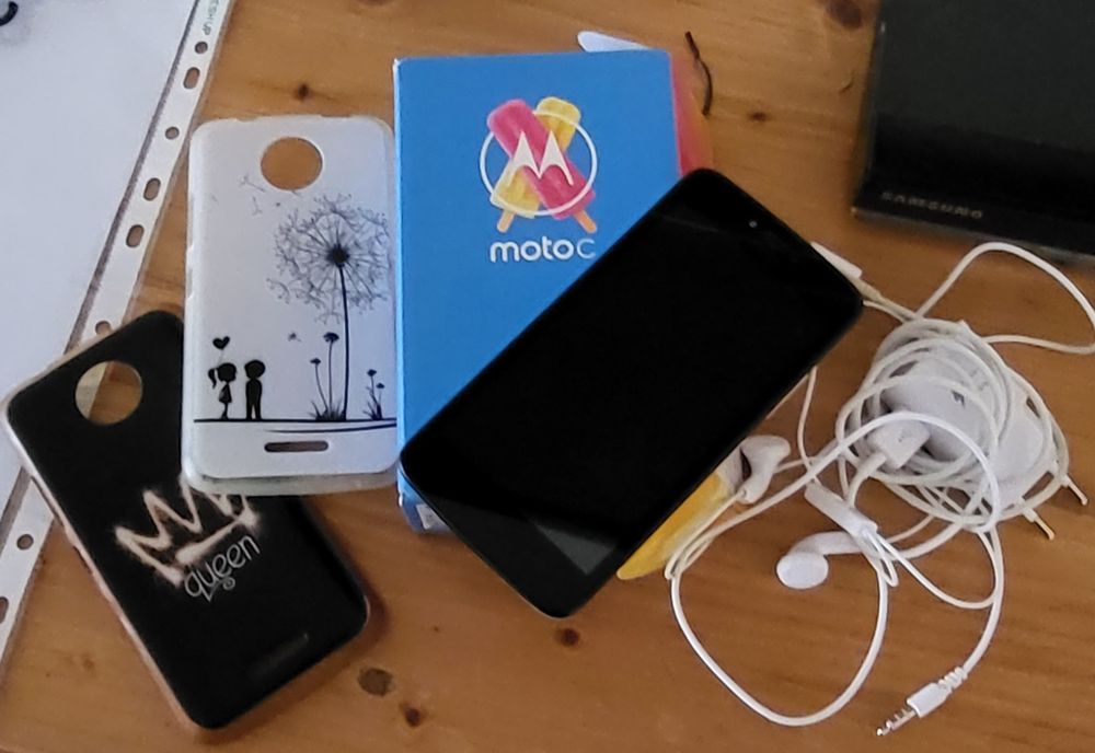 Продаю смартфон Motorola C XT1750.