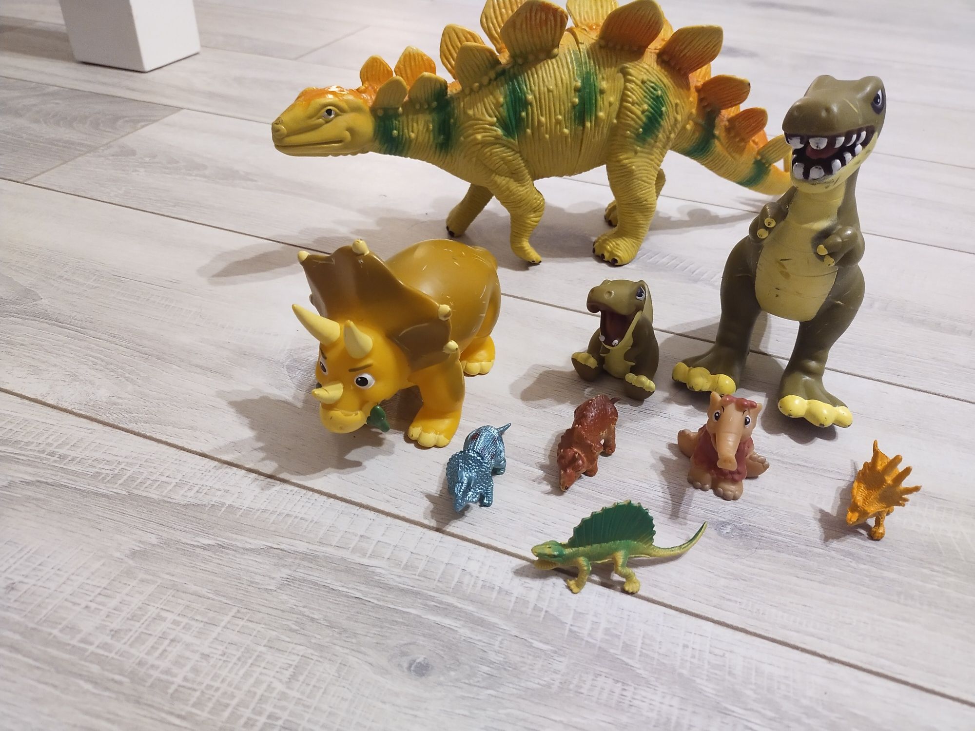 Figurki dinozaurów