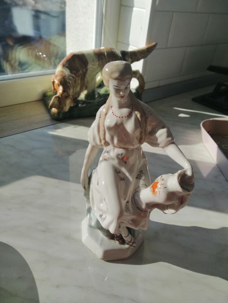 Продам фарфоровую статуэтку "Скульптор - керамистка"