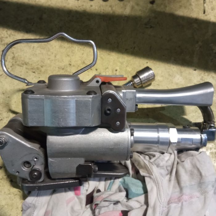 Пневматическое комбинированное упаковочное устройство для обвязки поли