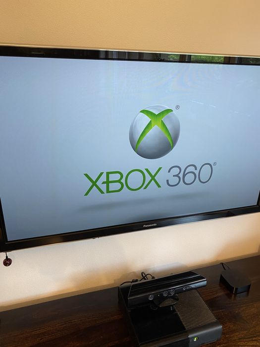 Konsola Xbox 360 E + Kinect.